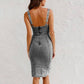 SculptiDress™ esculpe a sua silhueta e aumenta a sua confiança.
